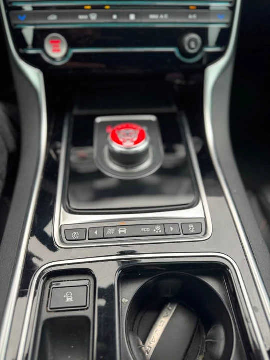 2018 Jaguar XE - Image 15 of 18