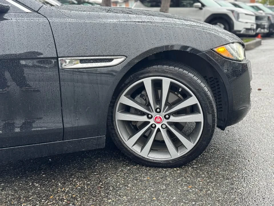 2018 Jaguar XE - Image 5 of 18