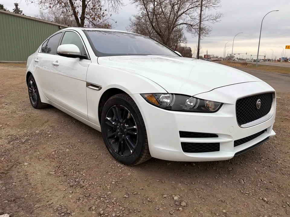2018 Jaguar XE - Image 3 of 11