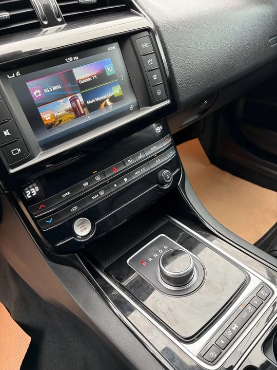 2018 Jaguar XE - Image 10 of 11