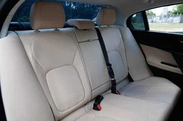 2018 Jaguar XE - Image 14 of 19