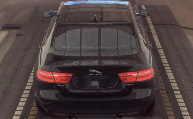 2018 Jaguar XE - Image 4 of 13
