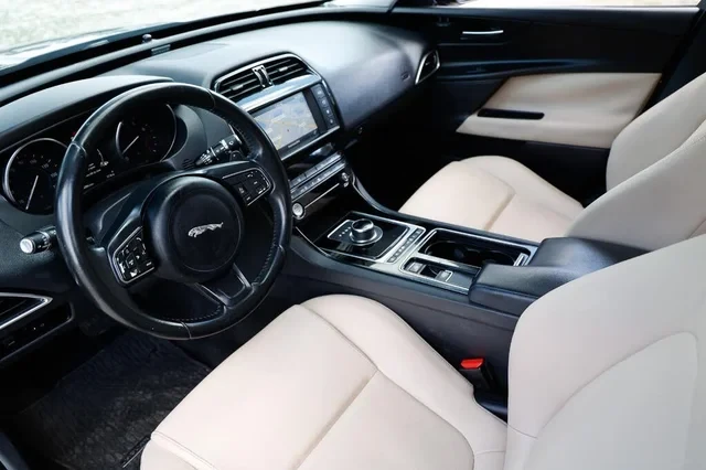 2018 Jaguar XE - Image 4 of 19