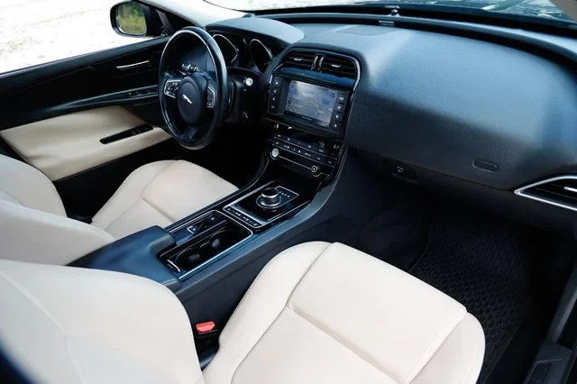 2018 Jaguar XE - Image 16 of 19