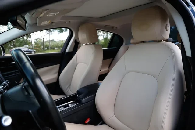 2018 Jaguar XE - Image 6 of 19
