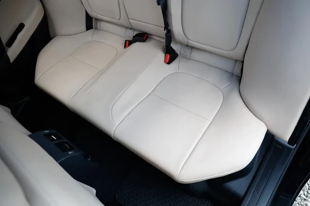 2018 Jaguar XE - Image 10 of 19