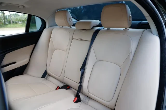 2018 Jaguar XE - Image 8 of 19