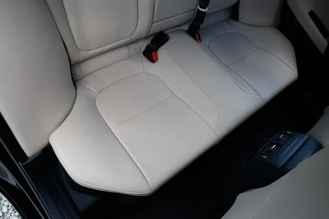 2018 Jaguar XE - Image 12 of 19