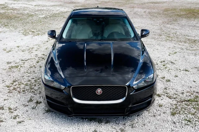 2018 Jaguar XE - Image 16 of 19