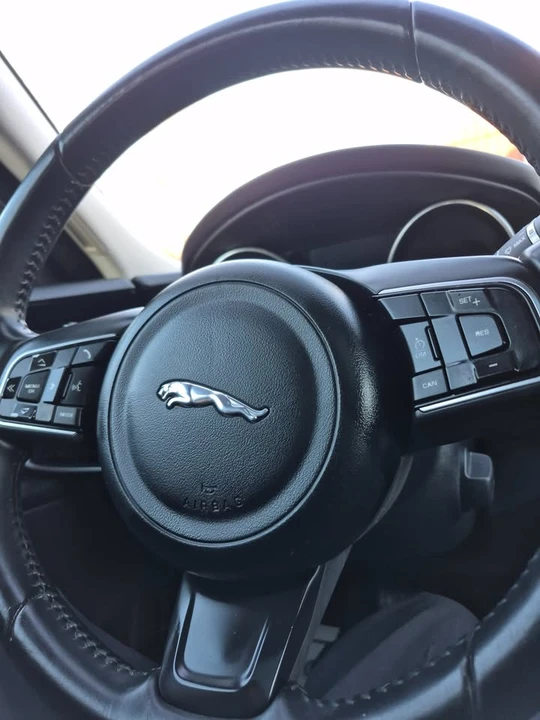 2018 Jaguar XE - Image 10 of 20