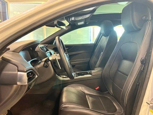 2018 Jaguar XE - Image 10 of 18