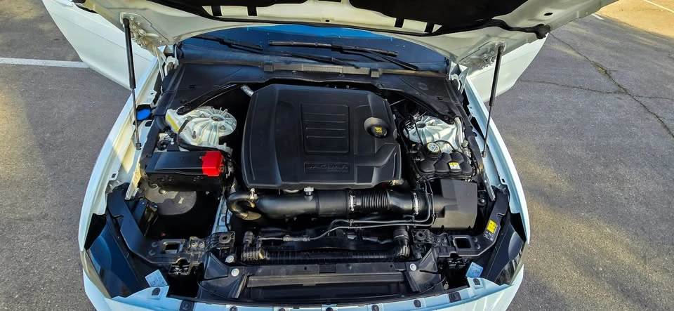 2018 Jaguar XE - Image 15 of 18
