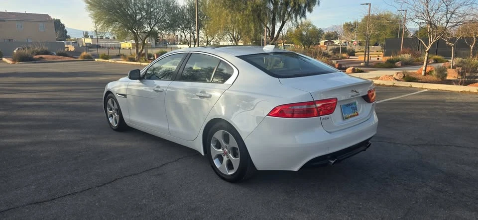 2018 Jaguar XE - Image 7 of 18