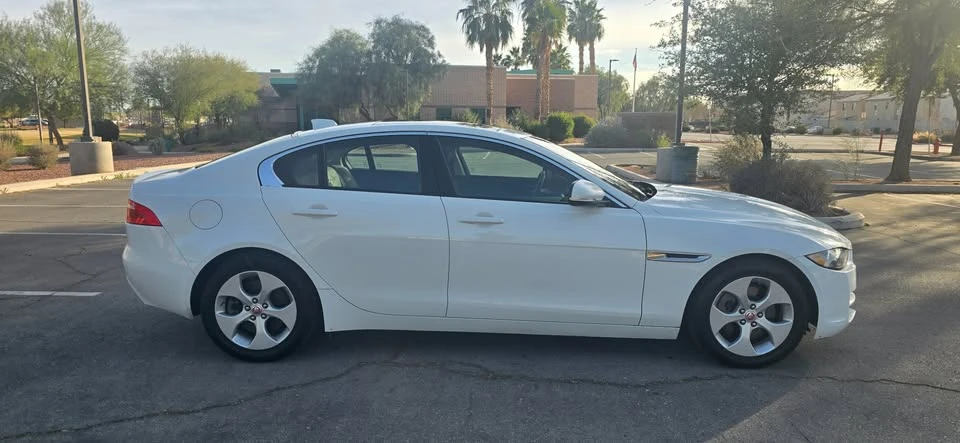 2018 Jaguar XE - Image 4 of 18