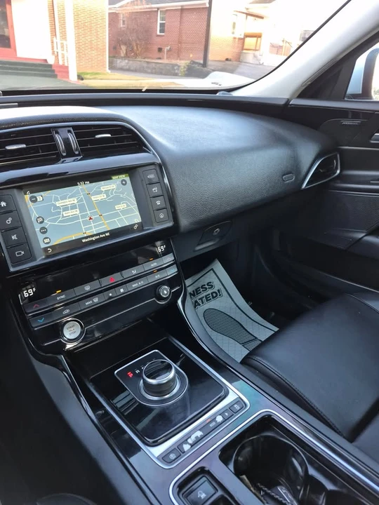 2018 Jaguar XE - Image 11 of 19