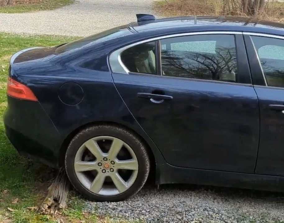2018 Jaguar XE - Image 3 of 11