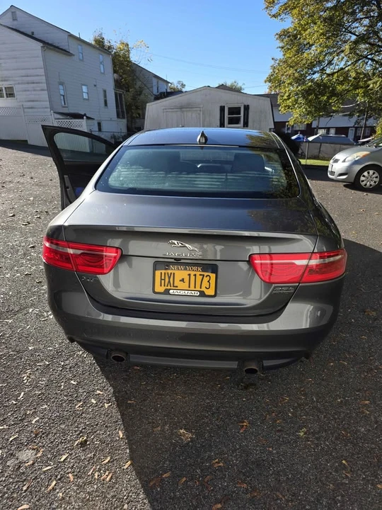 2018 Jaguar XE - Image 15 of 19