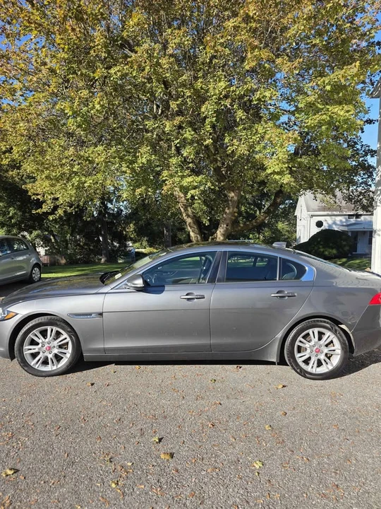 2018 Jaguar XE - Image 9 of 19
