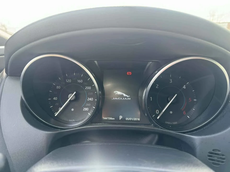 2018 Jaguar XE - Image 10 of 18