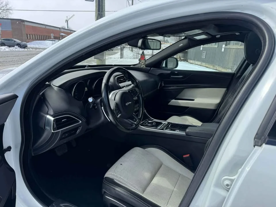 2018 Jaguar XE - Image 10 of 16
