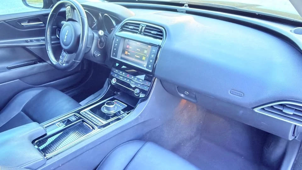 2018 Jaguar XE - Image 10 of 17