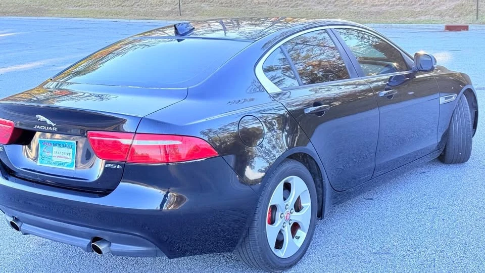2018 Jaguar XE - Image 5 of 17