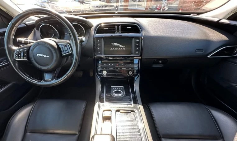 2018 Jaguar XE - Image 19 of 19