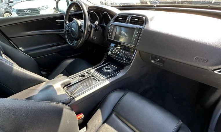 2018 Jaguar XE - Image 15 of 19