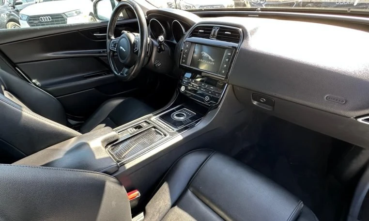 2018 Jaguar XE - Image 15 of 19