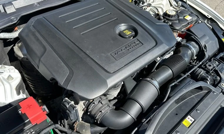 2018 Jaguar XE - Image 10 of 19