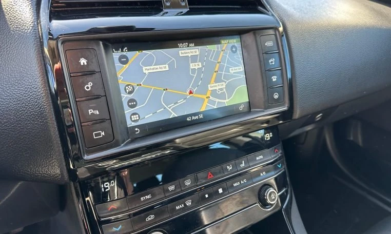 2018 Jaguar XE - Image 18 of 19