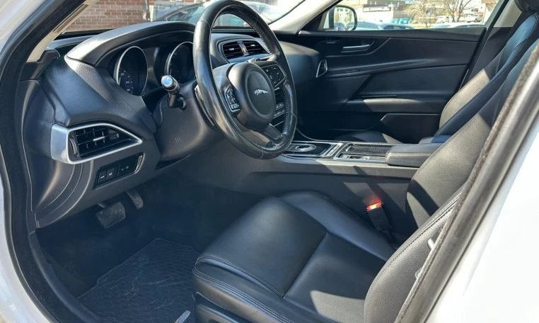2018 Jaguar XE - Image 14 of 19