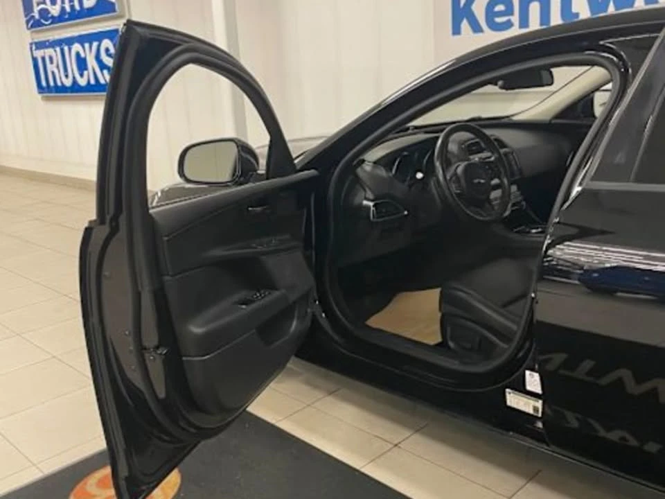 2018 Jaguar XE - Image 7 of 14