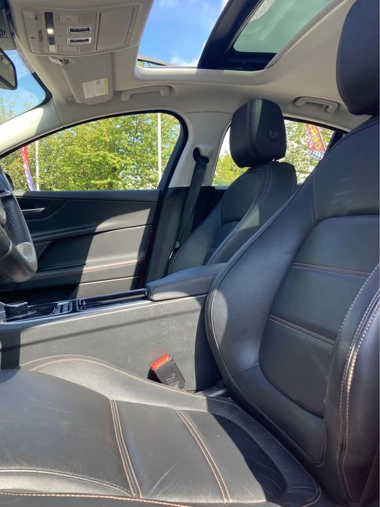 2018 Jaguar XE - Image 4 of 5