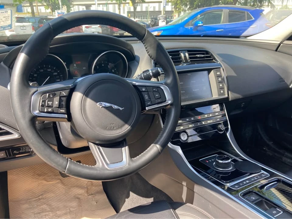 2018 Jaguar XE - Image 5 of 5