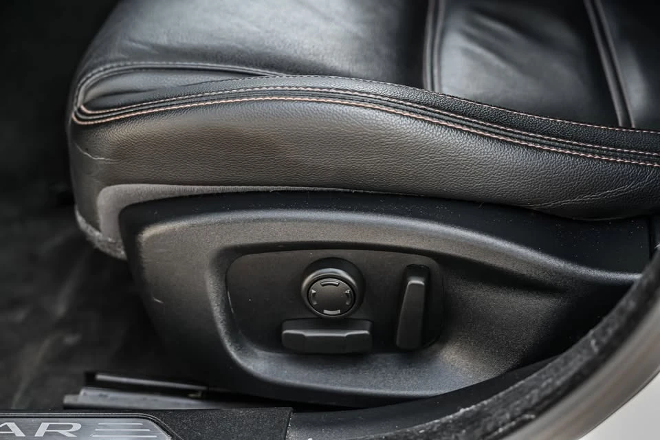 2018 Jaguar XE - Image 16 of 20