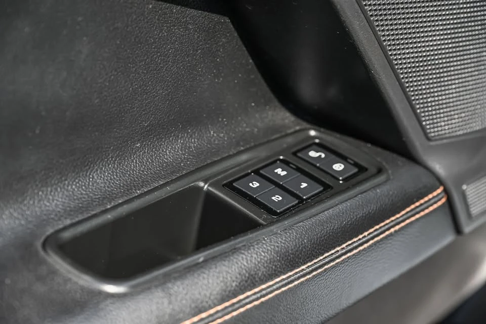 2018 Jaguar XE - Image 15 of 20