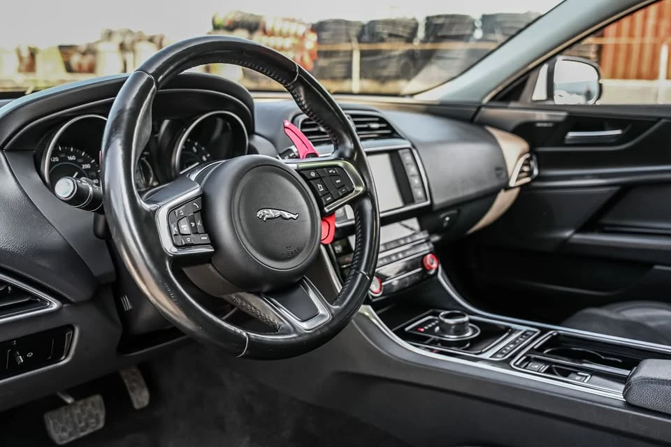 2018 Jaguar XE - Image 13 of 19