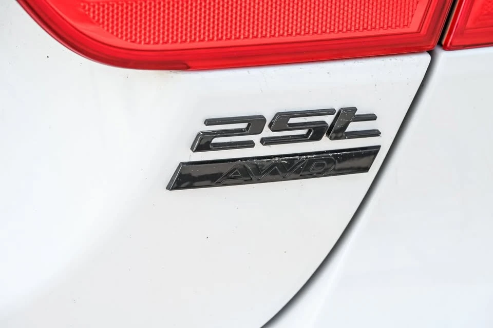 2018 Jaguar XE - Image 13 of 20