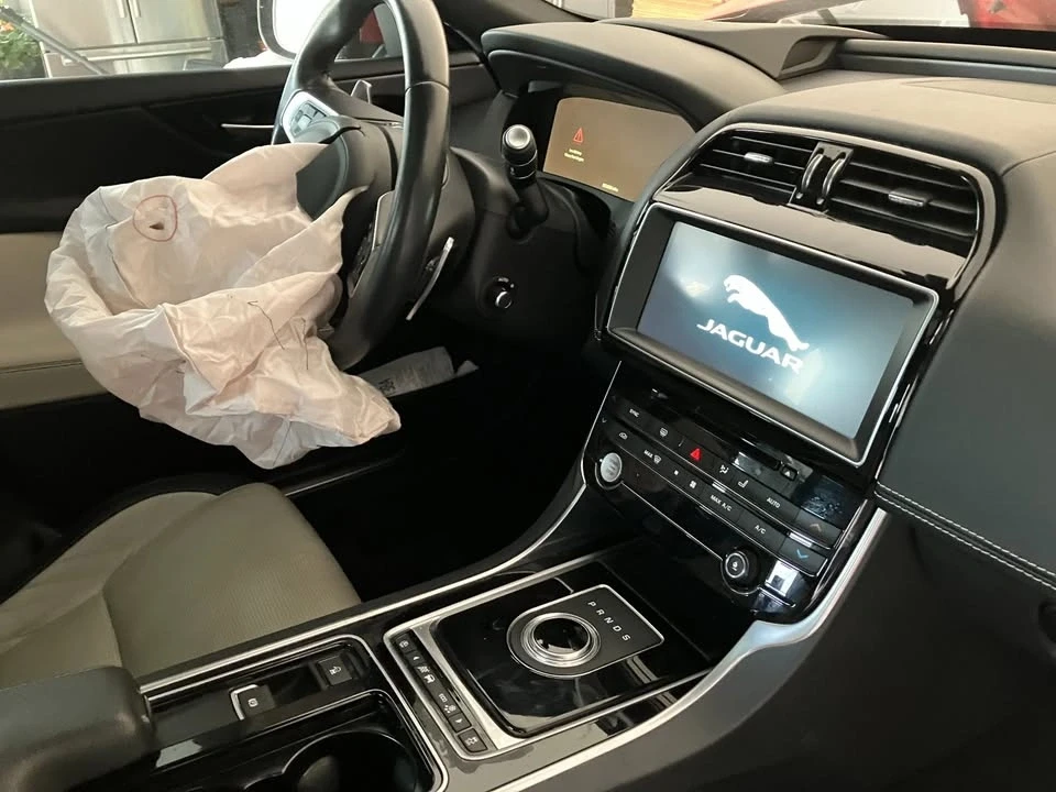 2018 Jaguar XE - Image 2 of 6