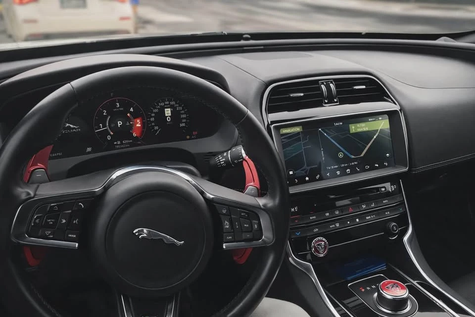 2018 Jaguar XE - Image 3 of 3
