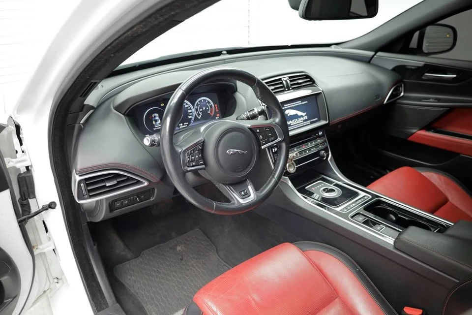 2018 Jaguar XE - Image 11 of 19