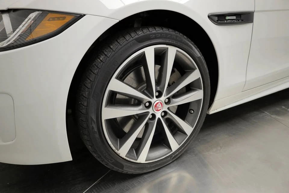 2018 Jaguar XE - Image 9 of 19