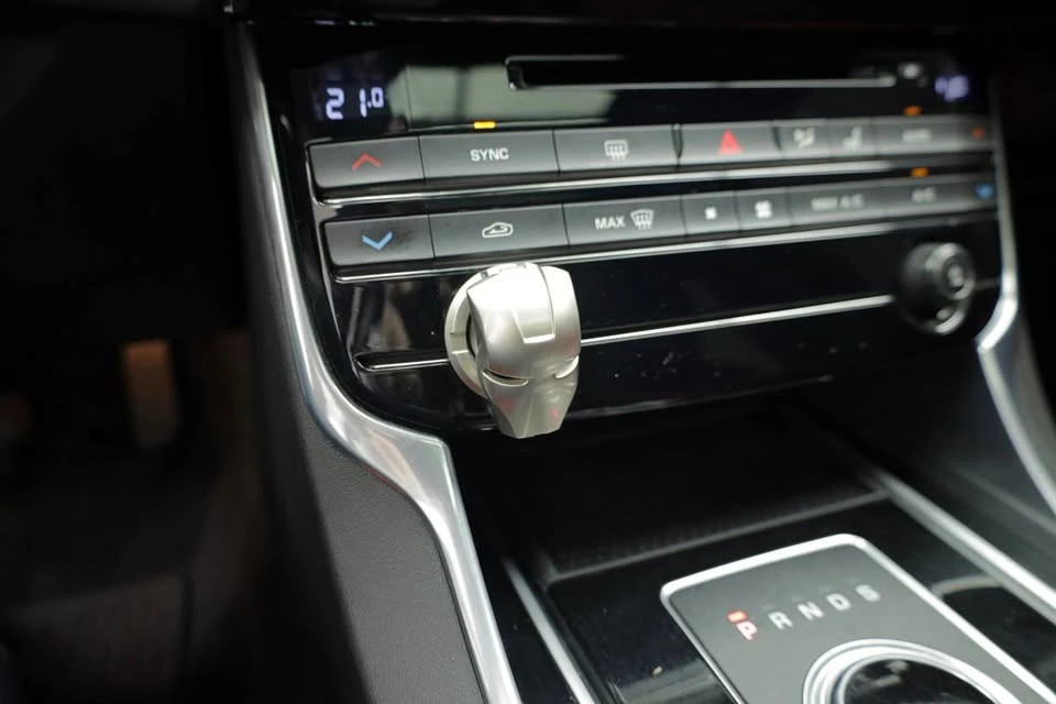 2018 Jaguar XE - Image 17 of 19