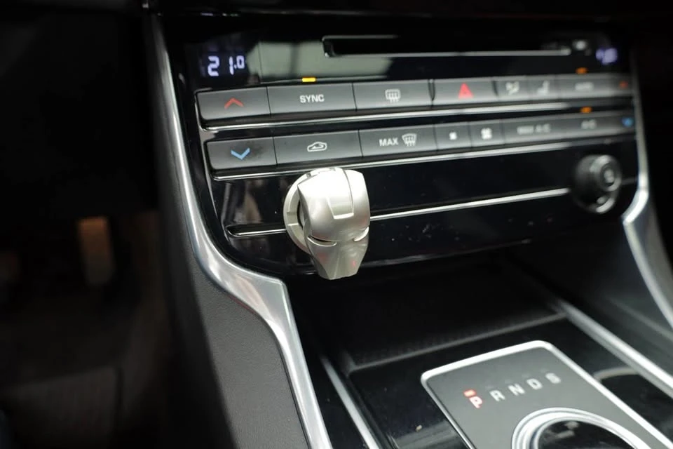 2018 Jaguar XE - Image 15 of 20