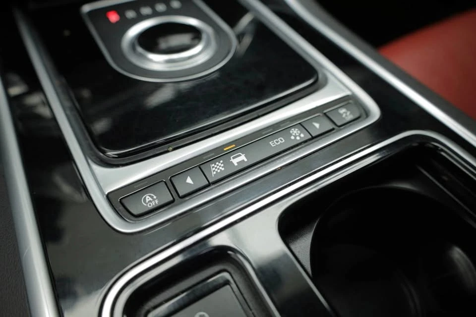2018 Jaguar XE - Image 14 of 20