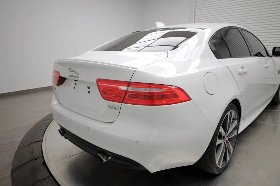 2018 Jaguar XE - Image 12 of 17