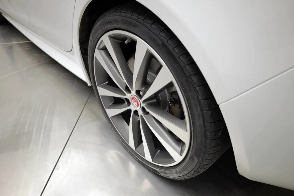 2018 Jaguar XE - Image 13 of 17