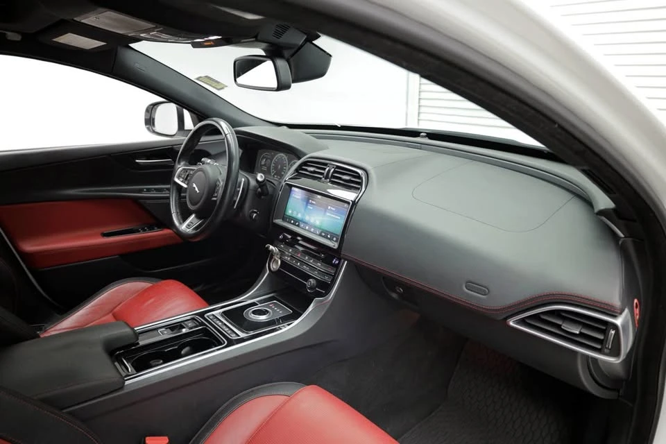 2018 Jaguar XE - Image 10 of 17
