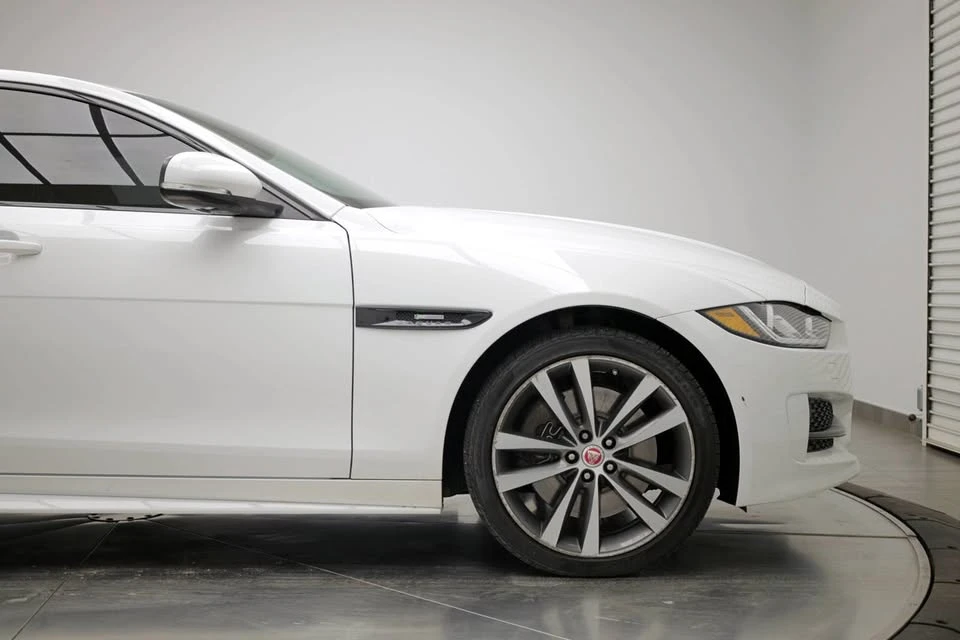 2018 Jaguar XE - Image 4 of 17